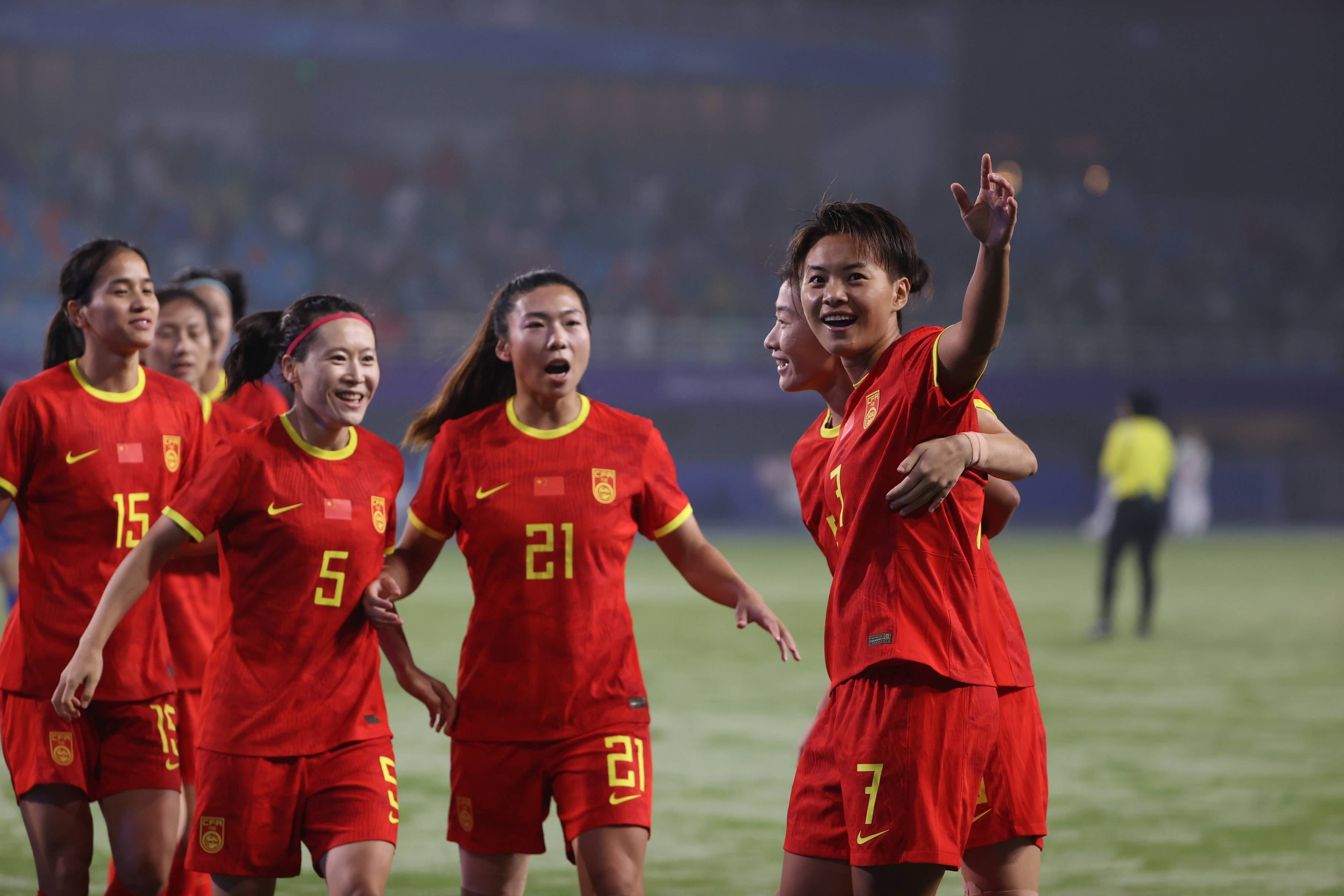 包含紧张激烈：女足联赛的精彩对决的词条