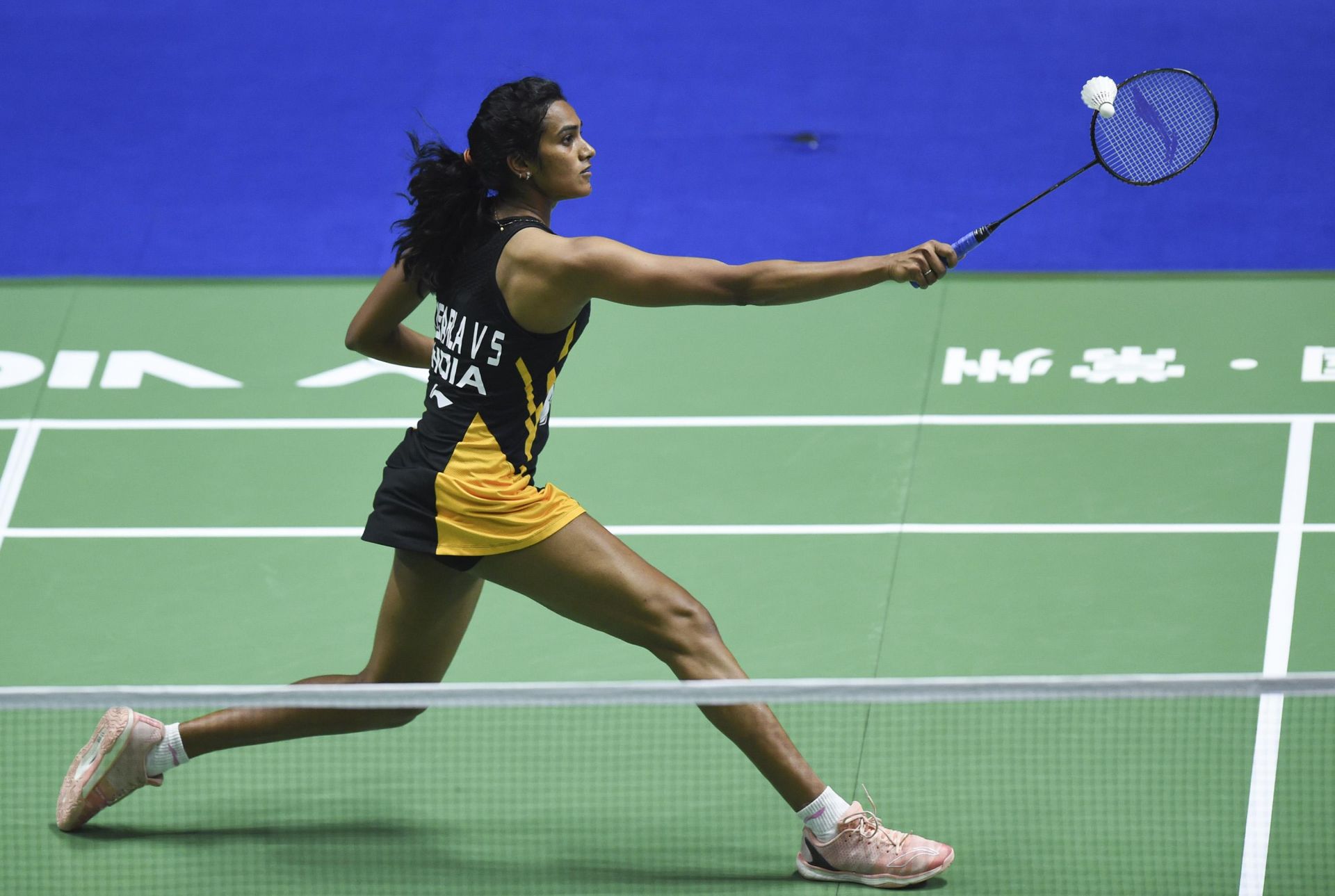 包含印尼羽毛球队险胜丹麦羽毛球队，辛杜打破历史纪录的词条