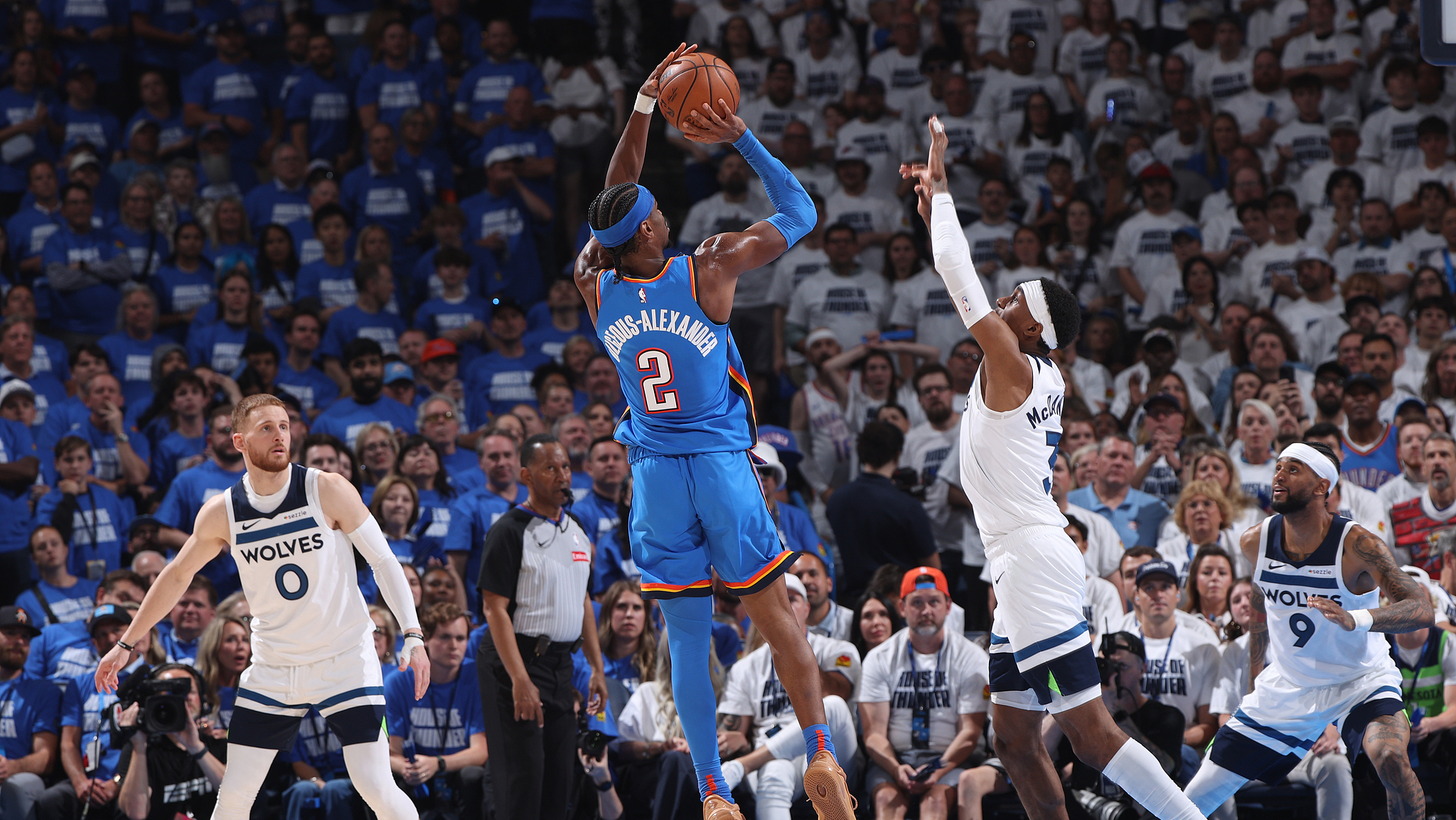 勇士主场战胜雷霆，取得四连胜