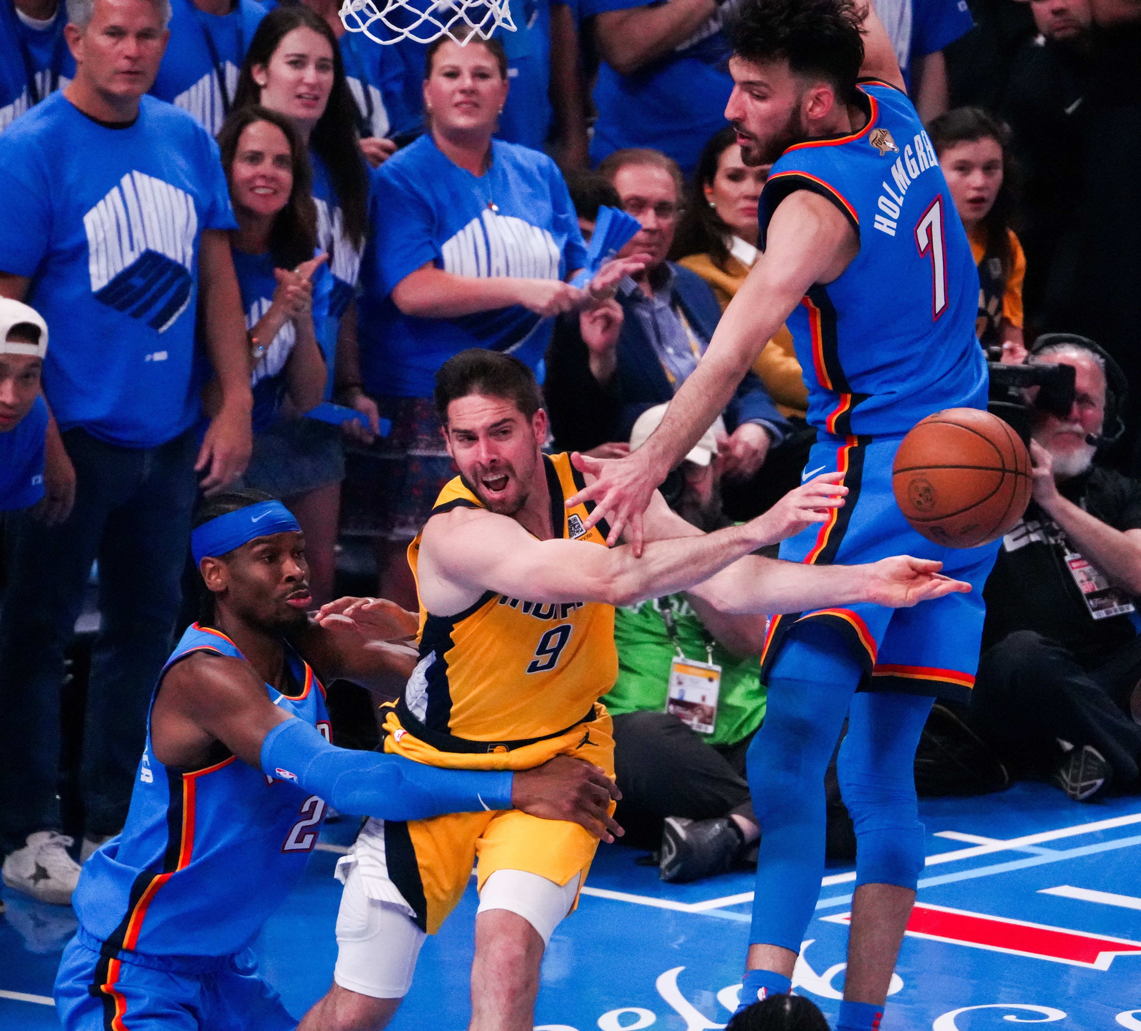 勇士主场战胜雷霆，取得四连胜