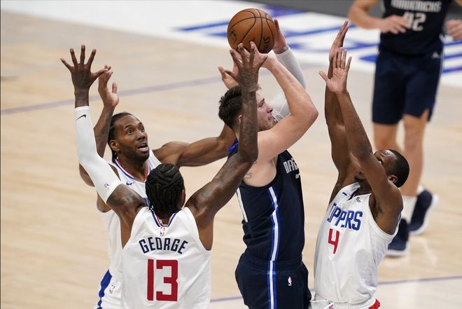 独行侠轻取勇士，周琦扛起全队