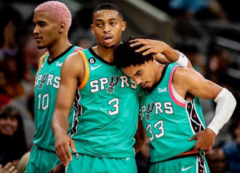 马刺鏖战76人，王哲林带队取胜