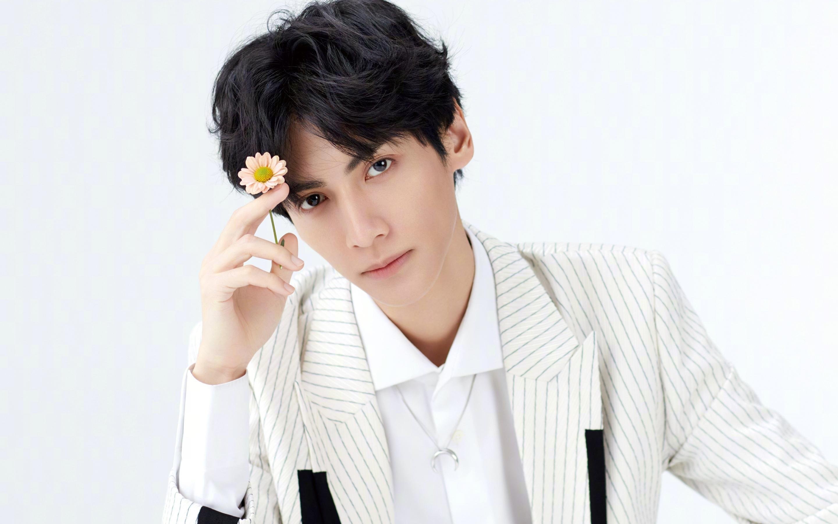 巨星闪耀与铁血逆袭,足球之夜的两种胜利